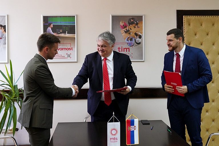 Generalni direktor Telekoma Srbija Vladimir Lučić čestica dvojici studenata na stipendijama za Koledž Evropa