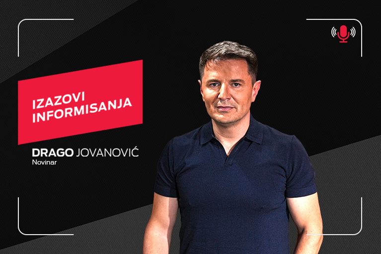 Novinar, urednik i TV voditelj, Drago Jovanović na crnoj pozadini sa crvenim natpisom  Izazovi informisanja.