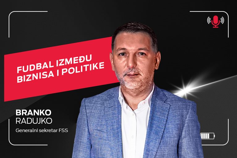 Generalni sekretar Fudbalskog saveza Srbije Branko Radujko na crnoj pozadini sa crvenim natpisom  Fudbal između biznisa i politike .